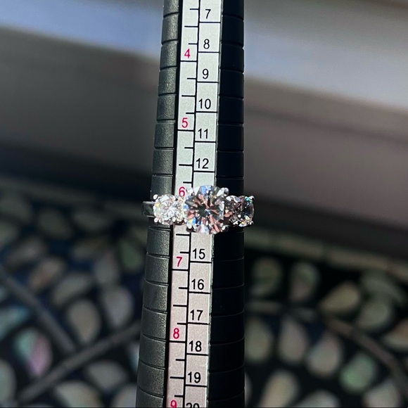 💍 Cubic Zirconia Classic Triple Stone Ring - Picture 4 of 6